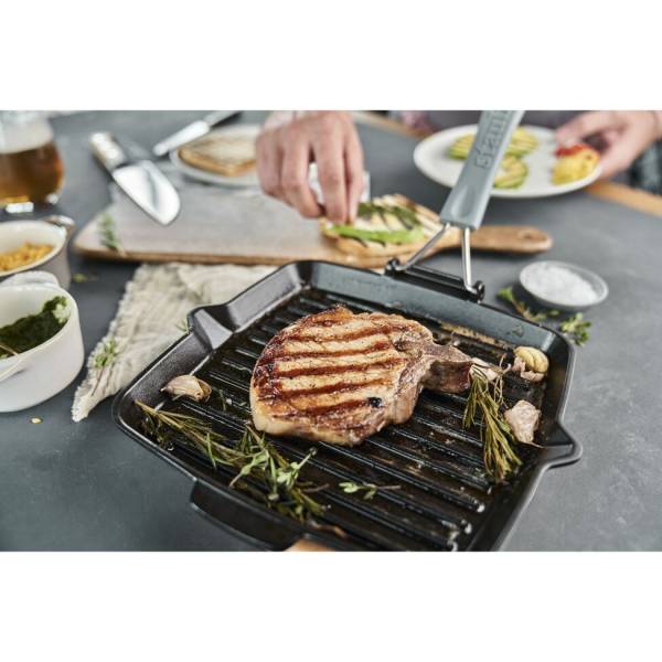 petit grill carré Staub en fonte avec manche rabattable